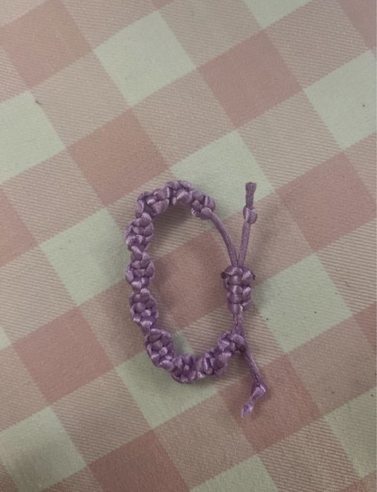 Pulseira de fio.