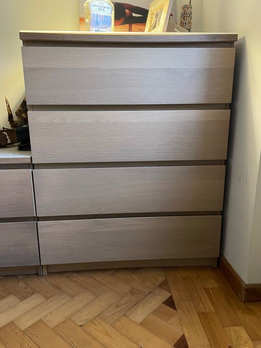 Conjunto cómoda e mesas de cabeceira MALM