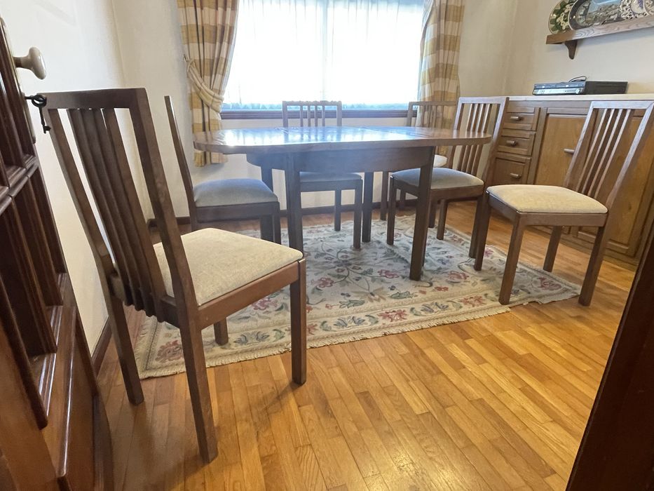 Mesa de jantar extensivel em madeira e 6 cadeiras com estofo