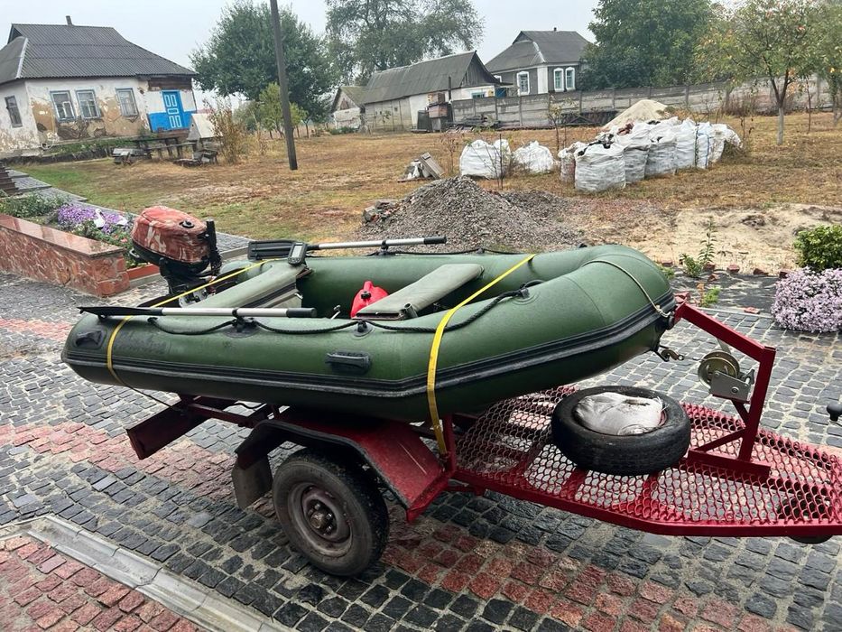 Лодка з мотором і лафетом