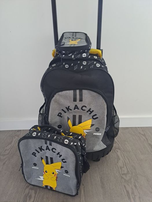 Mochila com estojo e lancheira