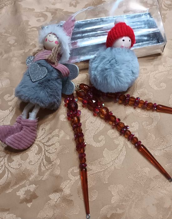 Conjunto de dois bonecos e 3 pingentes