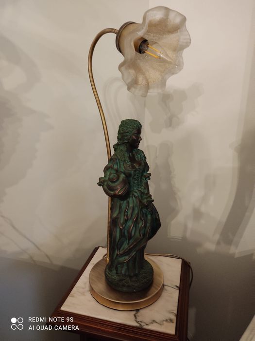 Candeeiro de mesa figura feminina