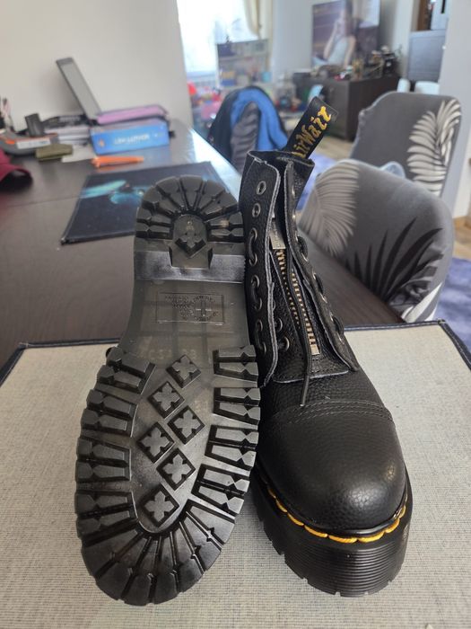 Buty, kultowe glany Dr. Martens Sinclair