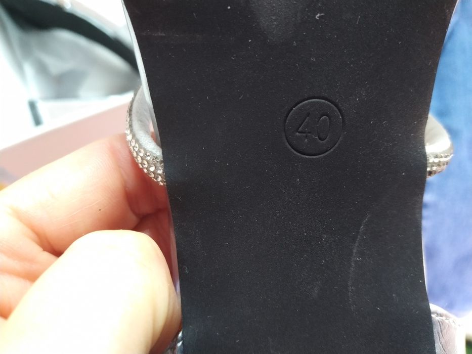 Sandálias prateadas novas