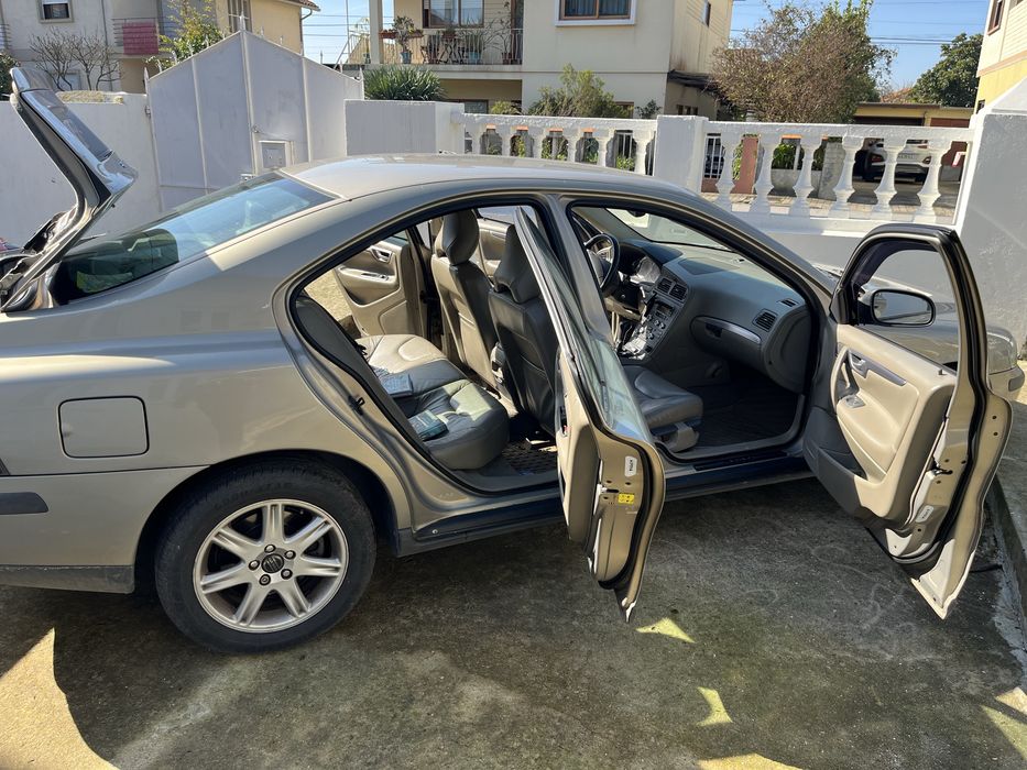 Volvo S60 2.0T - quilometragem baixa para idade carro