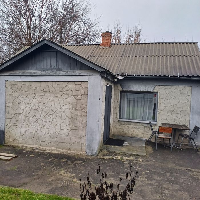 Продається будинок з усіма зручностями та жилою літнею кухнею.