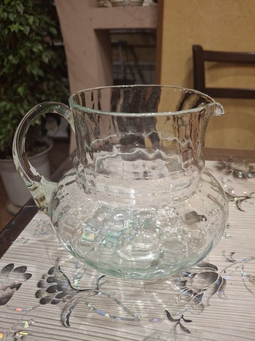 Графин скляний красивий