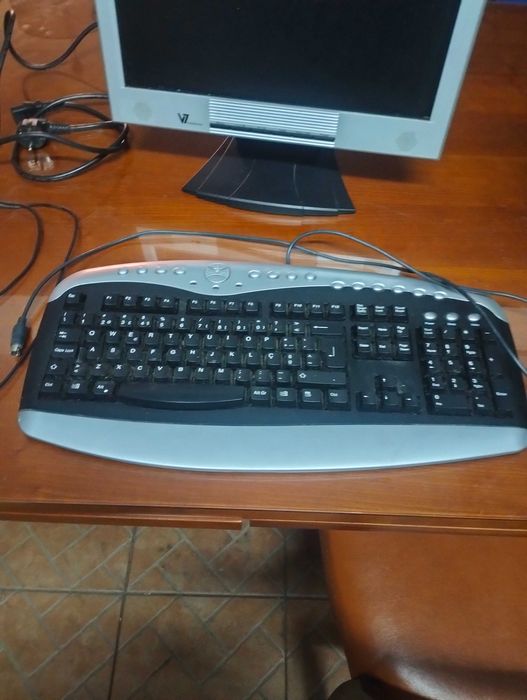 Monitor, teclado e rato
