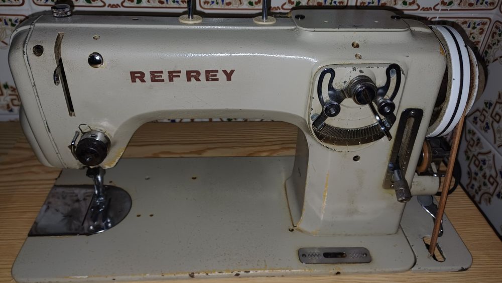 Máquina de costura refrey vintage