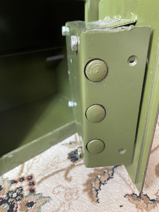 Сейф Гарант встраиваемый в стену.