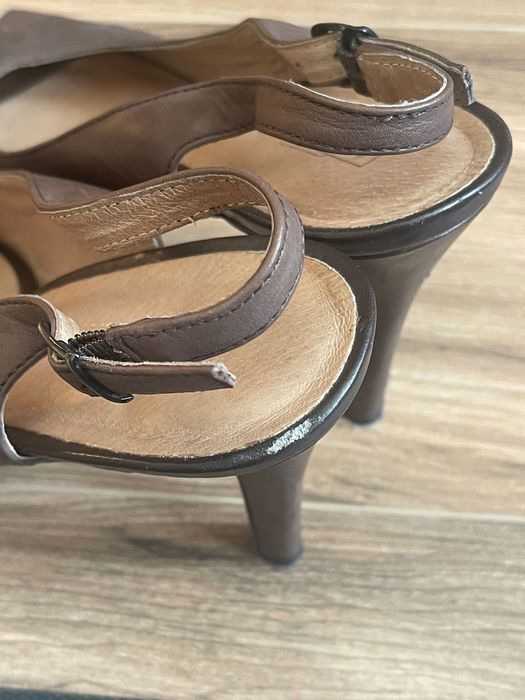 Sandałki skórzane na obcasie 38 5th Avenue brązowe peep toe