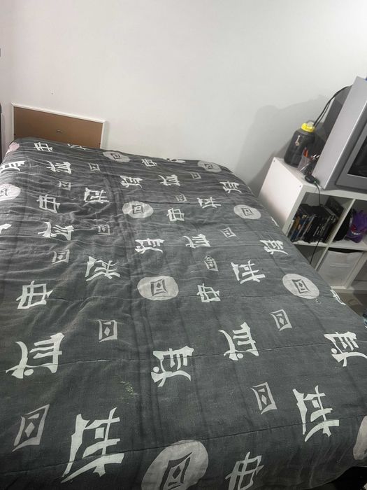 Cama de casal com arrumação (baú elevatório)
