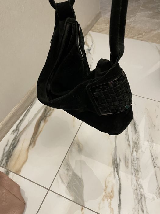 Замшевая сумка середнього розміру з металевими накладками