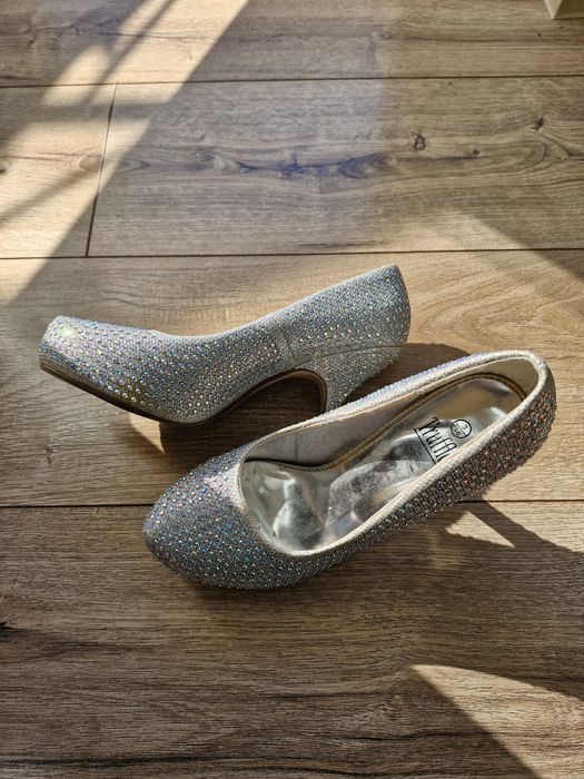 Błyszczące buty na obcasie