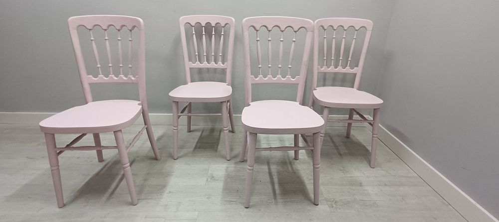 Krzesła Fameg Chiaviari po renowacji dostępne 8 sztuk