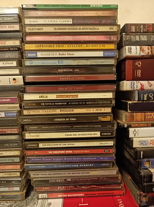 Vários CDs e DVDs