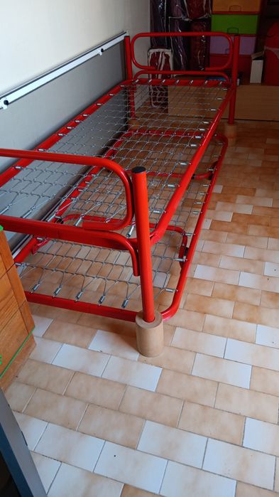 Cama de solteiro com cama extra em baixo e colchões