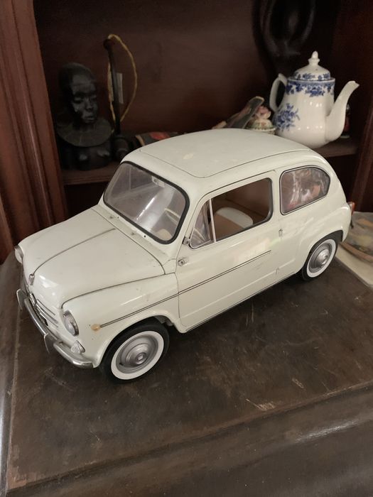 Miniatura Fiat 600D 1965 escala 1/8
