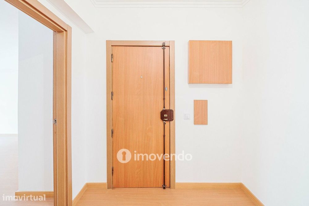 Apartamento T3, com terraço e arrecadação, em Mem Martins