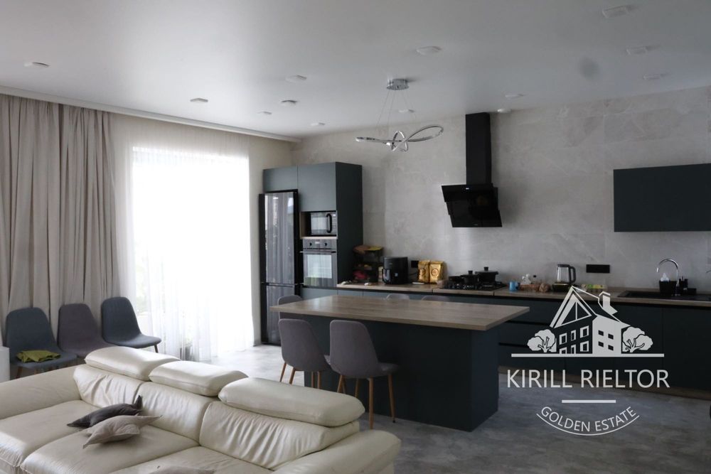 В городке "Золотые Ключи" продается дом с баней и бассейном