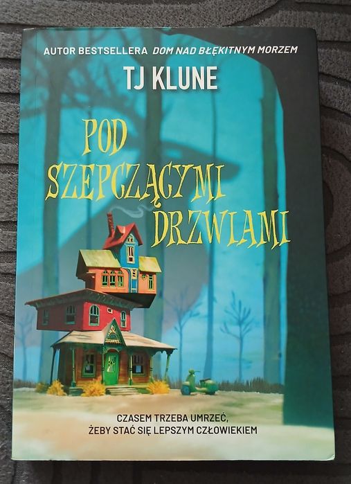 "Pod szepczącymi drzwiami" TJ Klune