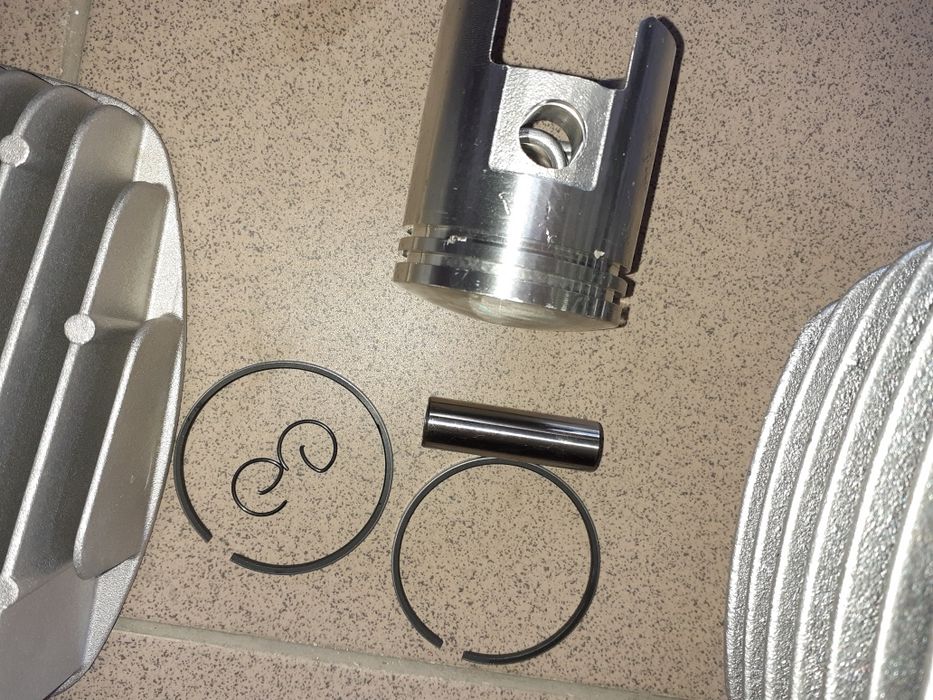 Sprzedam zestaw naprawczy silnik wsk125 cylinfer głowica tłok kpl