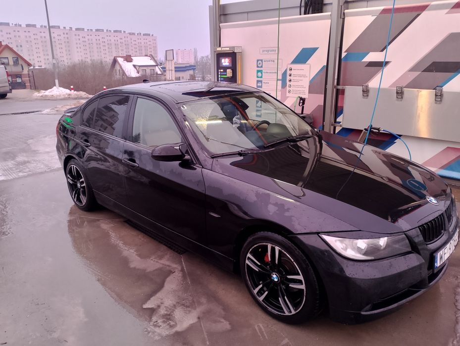 BMW E90 320d m47 duża Navi alufelgi podświetlane klamki szyberdach