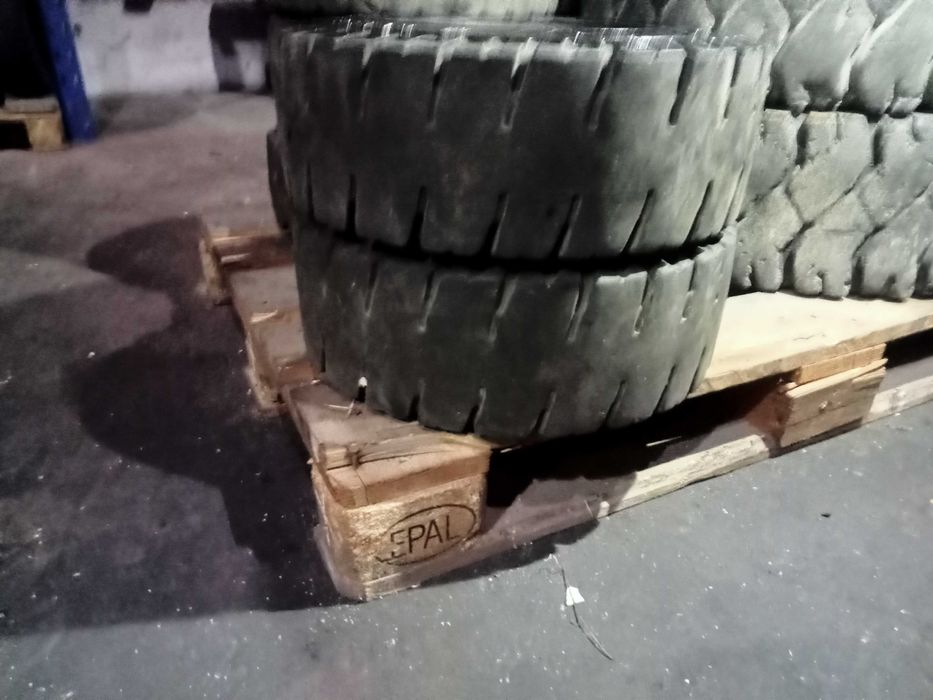 REFP10A 2 PNEUS MACIÇOS BERGOUGNAN 18X7-8