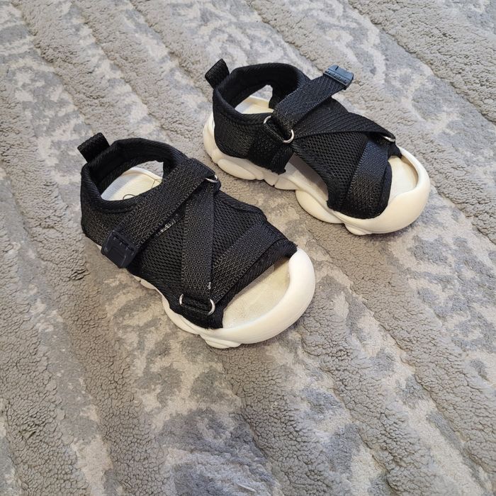 Сандалі чорного кольору, устілка 13.5 см