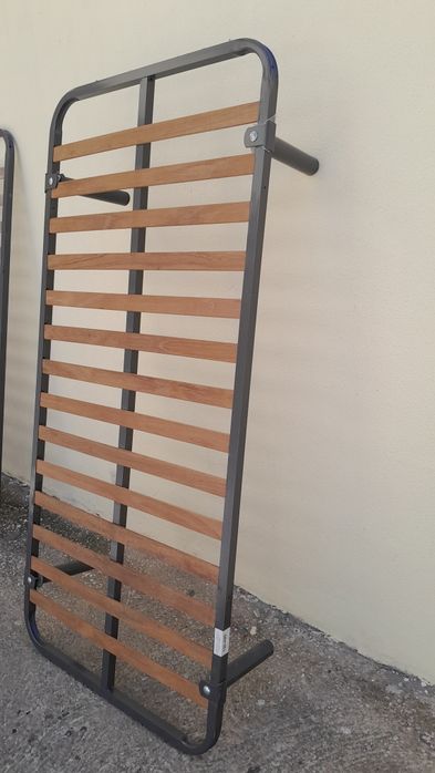 Um Estrado de casal 1.88x1.38mts e um solteiro