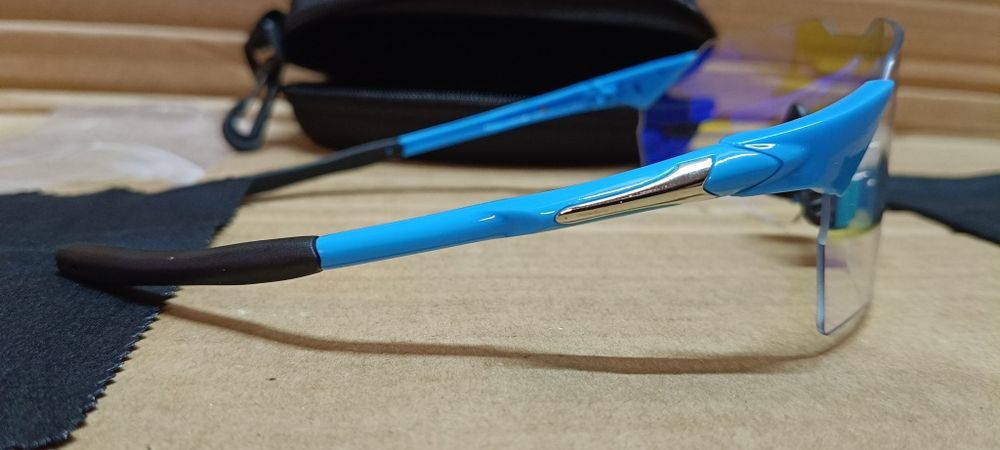 Uniwersalne okulary sportowe z dużymi  szkłami.