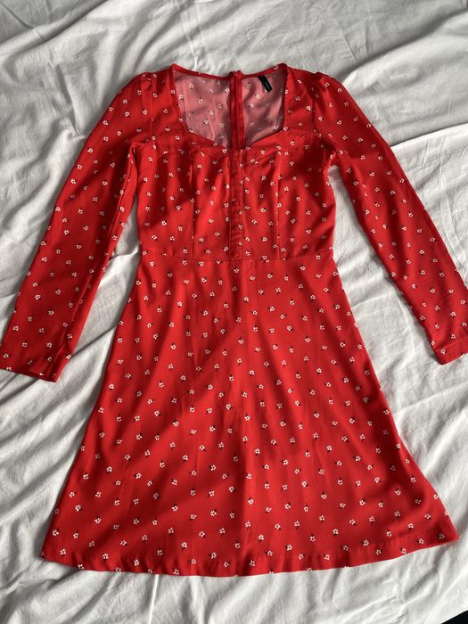 Червона сукня в квітковий принт