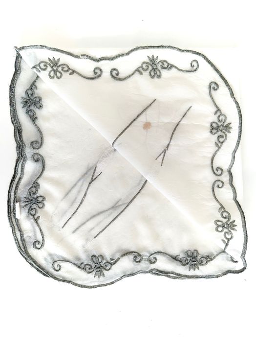 Obrus w kwiaty haftowany biały kwadratowy 85 cm x 85 cm