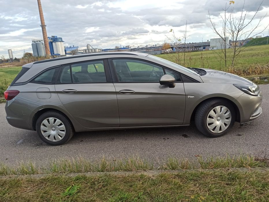 Opel Astra polski salon