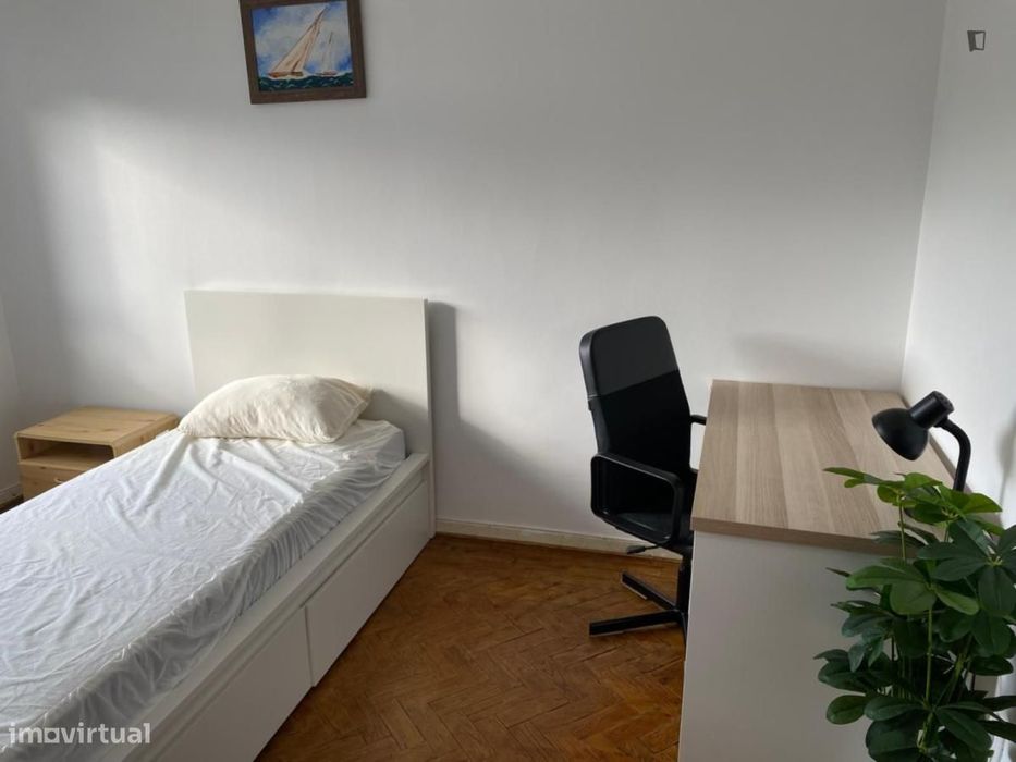 Quarto - localizado em Amadora Lisbon