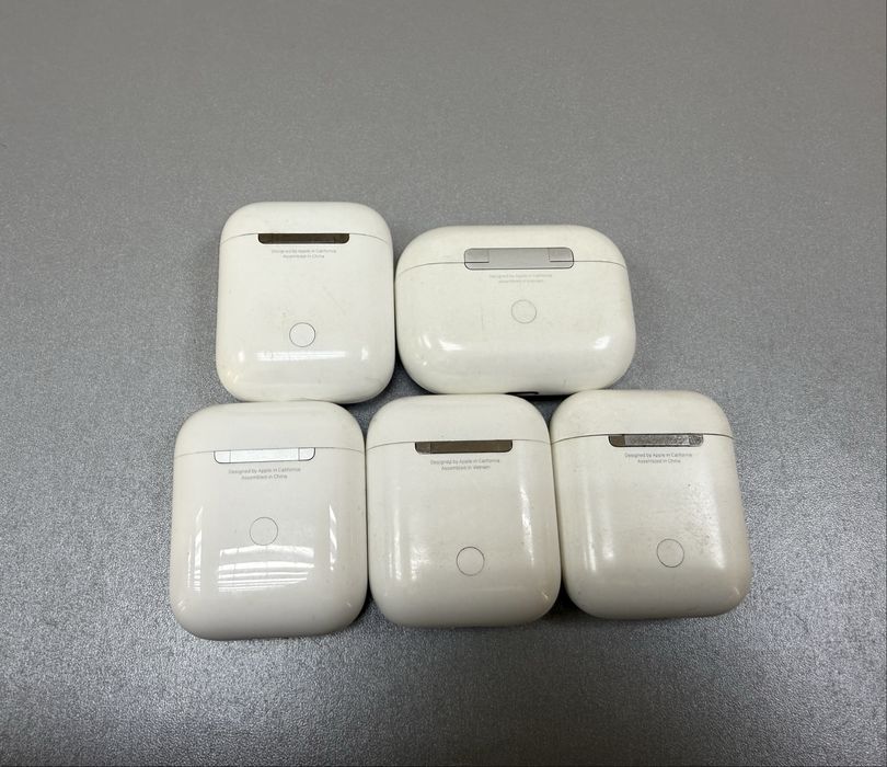 Apple AirPods вживані одним лотом все