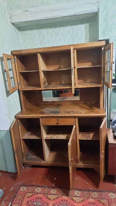 Старинный бюфет из натурального дерева