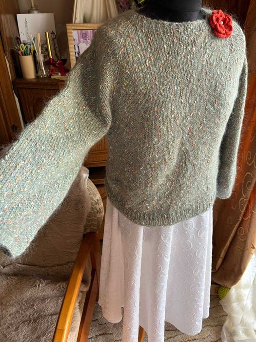 Sweter robiony na drutach