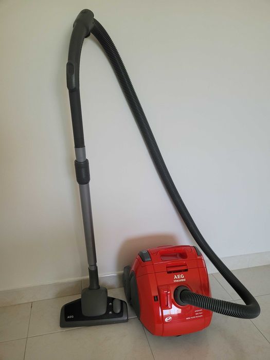 aspirador AEG compacto e potente