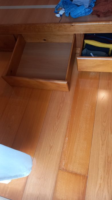 Cama de solteiro  em pinho tratado com muito boa qualidade