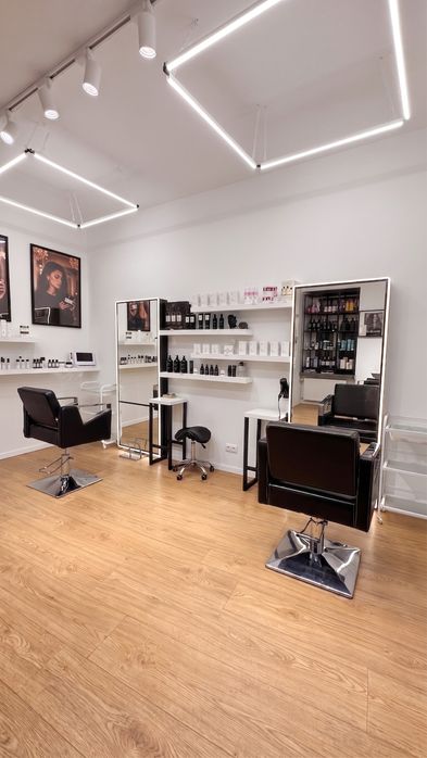 Stanowisko fryzjerskie i manicure / fotel na wynajem. Warszawa Śródmieście, Centrum. Coworking beauty: keratyna, przedłużanie włosów, koloryzacja