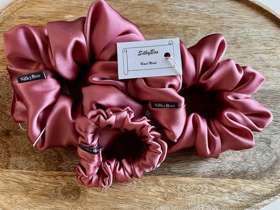 Jedwabna gumka do włosów SilkyBoo scrunchie rozmiar midi handmade