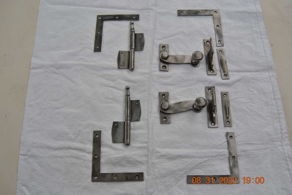 metalowe zawiasy, okucia do starych okien drewnianych