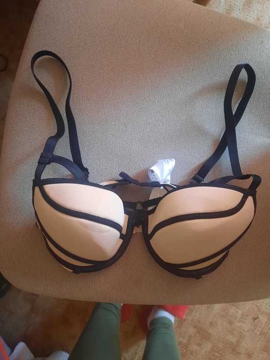 biustonosz push-up beżowo czarny