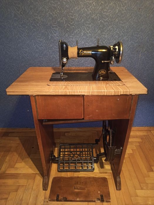 Швейна машинка з тумбою Орша
