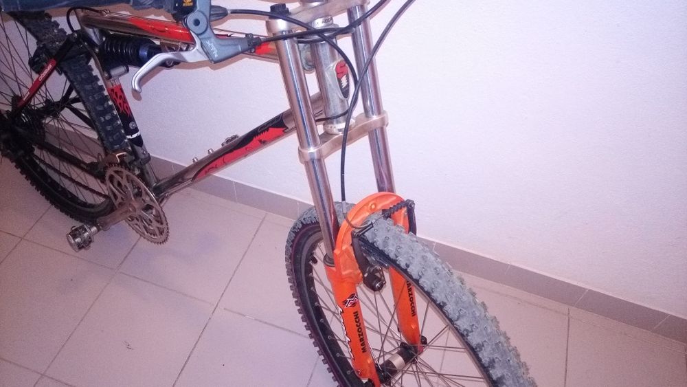 Bicicleta de BTT dupla suspensão