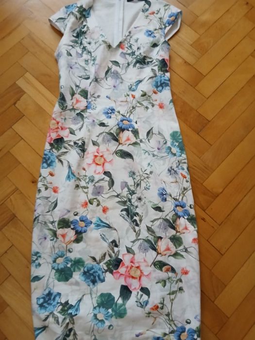 Sukienka za kolana  Mohito  na białym tle  kwiatki 36