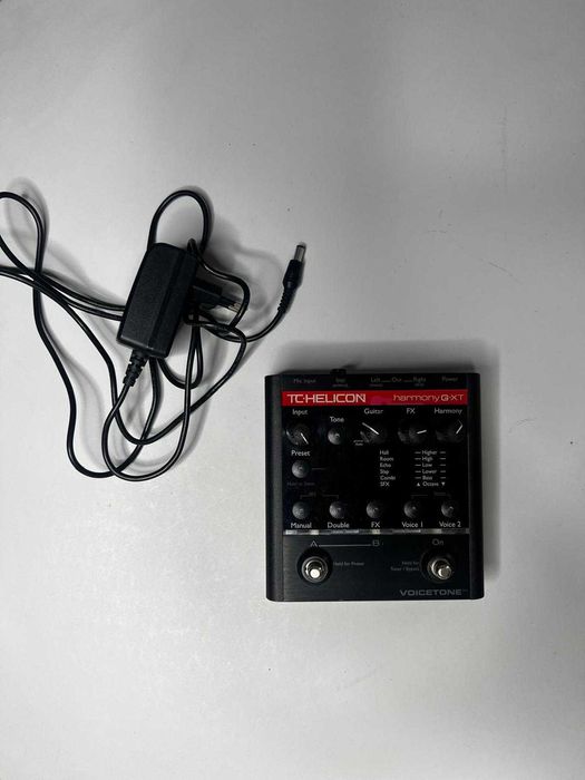 Efekt wokalno-gitarowy TC Helicon Harmony G XT, mikrofony i stojaki