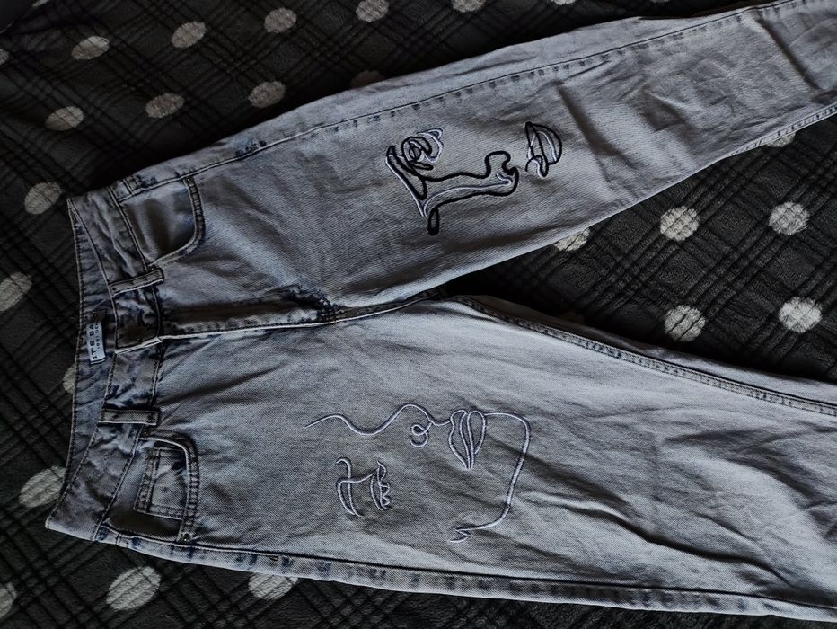 Джинсы женские с вышивкой